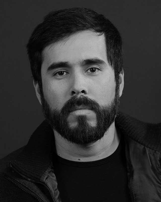 Retrato en blanco y negro de Gilberto González Penilla, director y fundador de Payasito Films