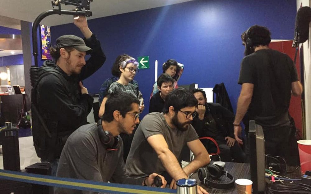 Rodaje del cortometraje Tere: el equipo revisa la toma frente a los monitores en un set iluminado en azul